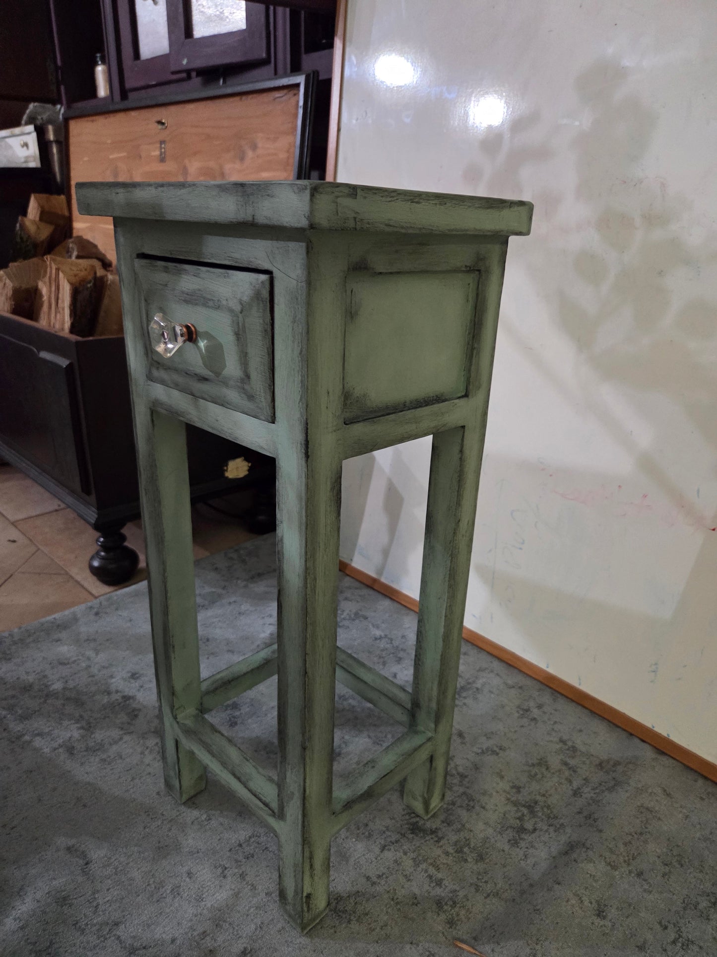 Charming Vintage-Style Accent Table / Plant Stand